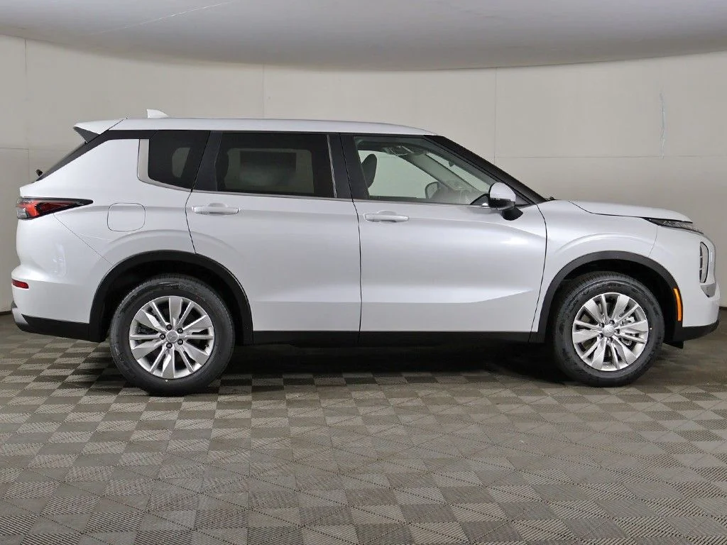 New 2026 White Mitsubishi ES image 19