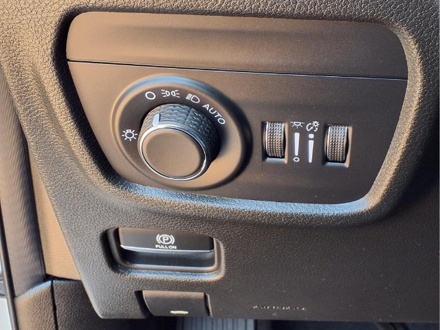 New 2026 Bright White Clear-Coat Exterior Paint Jeep Laredo image 27