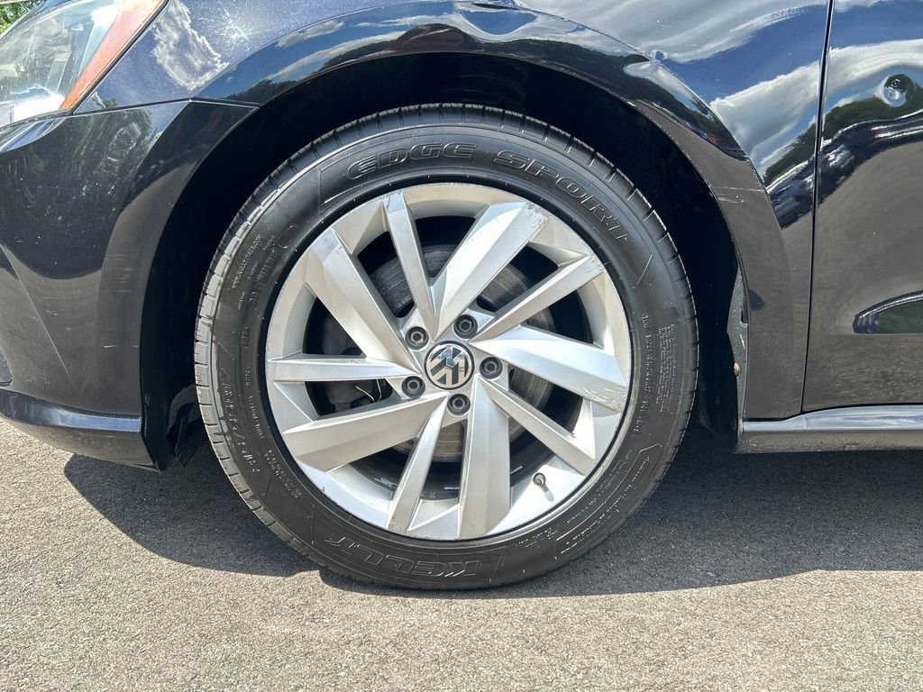 Used 2018 Black Volkswagen 2.0T SE image 10