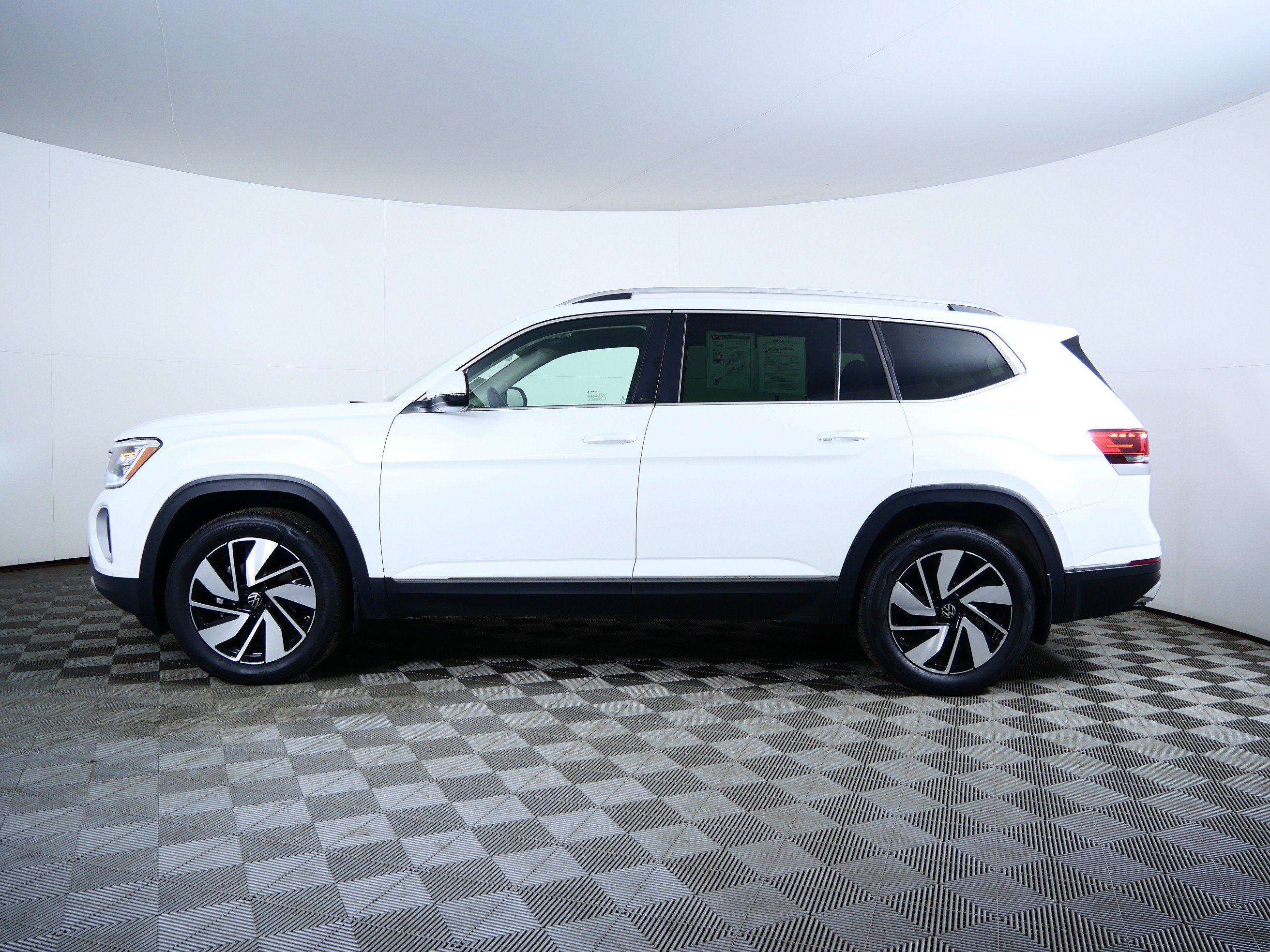 Used 2026  Volkswagen 2.0T SEL image 4