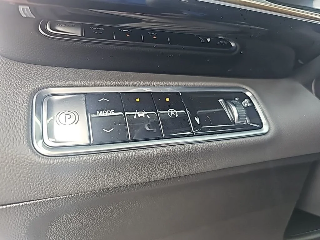 New 2026 Iridescent White Tricoat Buick Avenir image 17