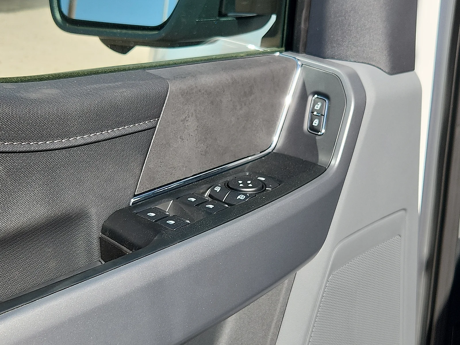 New 2026 Oxford White Ford XLT image 15