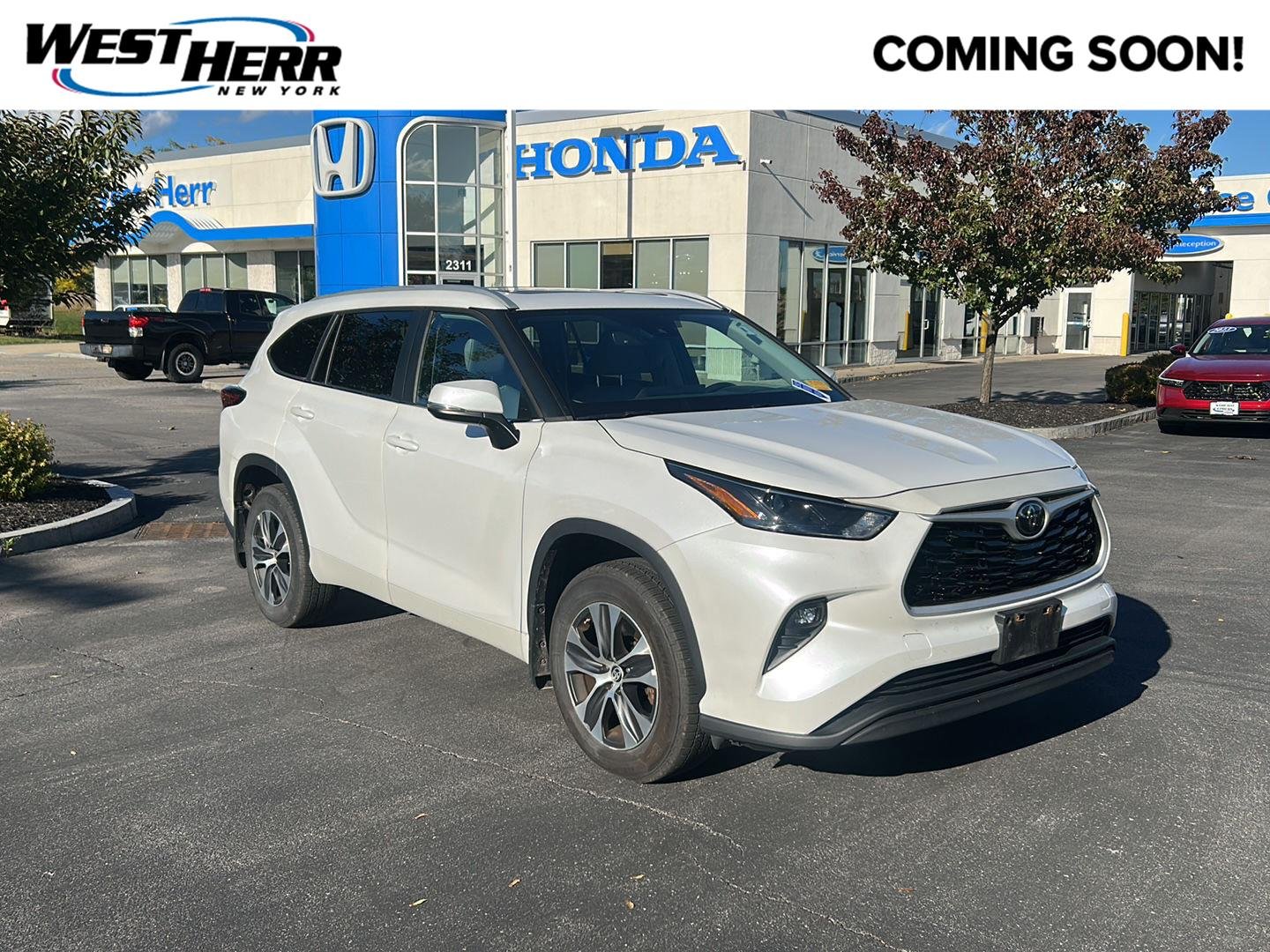 Used 2023 Wind Chill Pearl Toyota XLE image 1