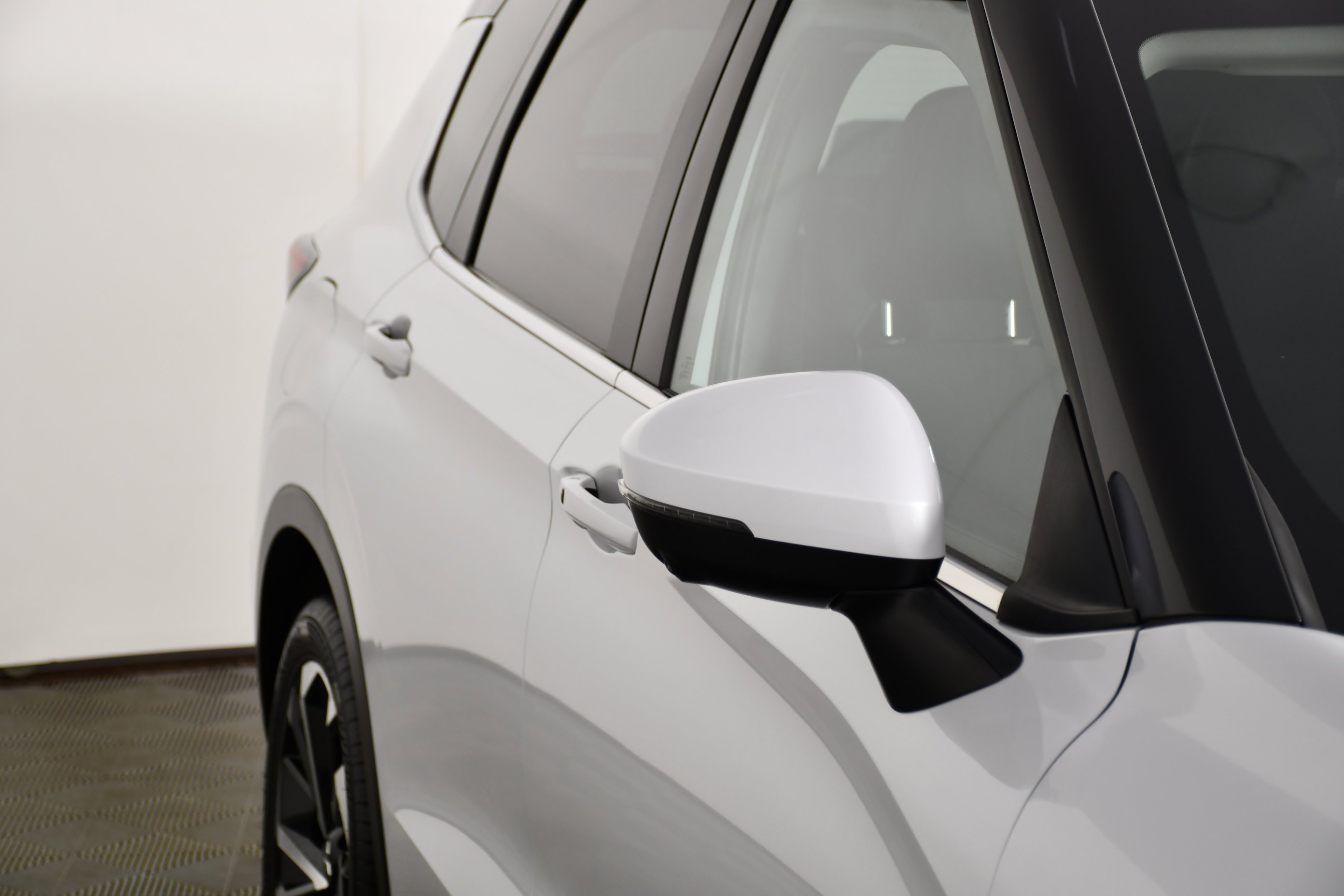 Certified Used 2022 White Diamond Mitsubishi SE image 14