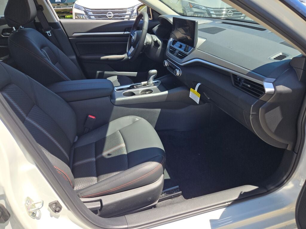 New 2026 Pearl White TriCoat / Super Black Two-tone Nissan SR image 6