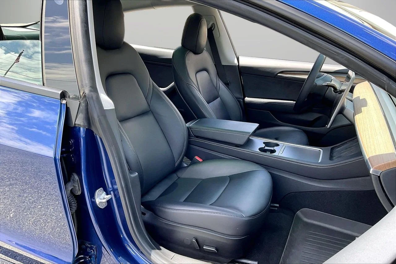 Used 2021  Tesla Standard Range Plus image 25