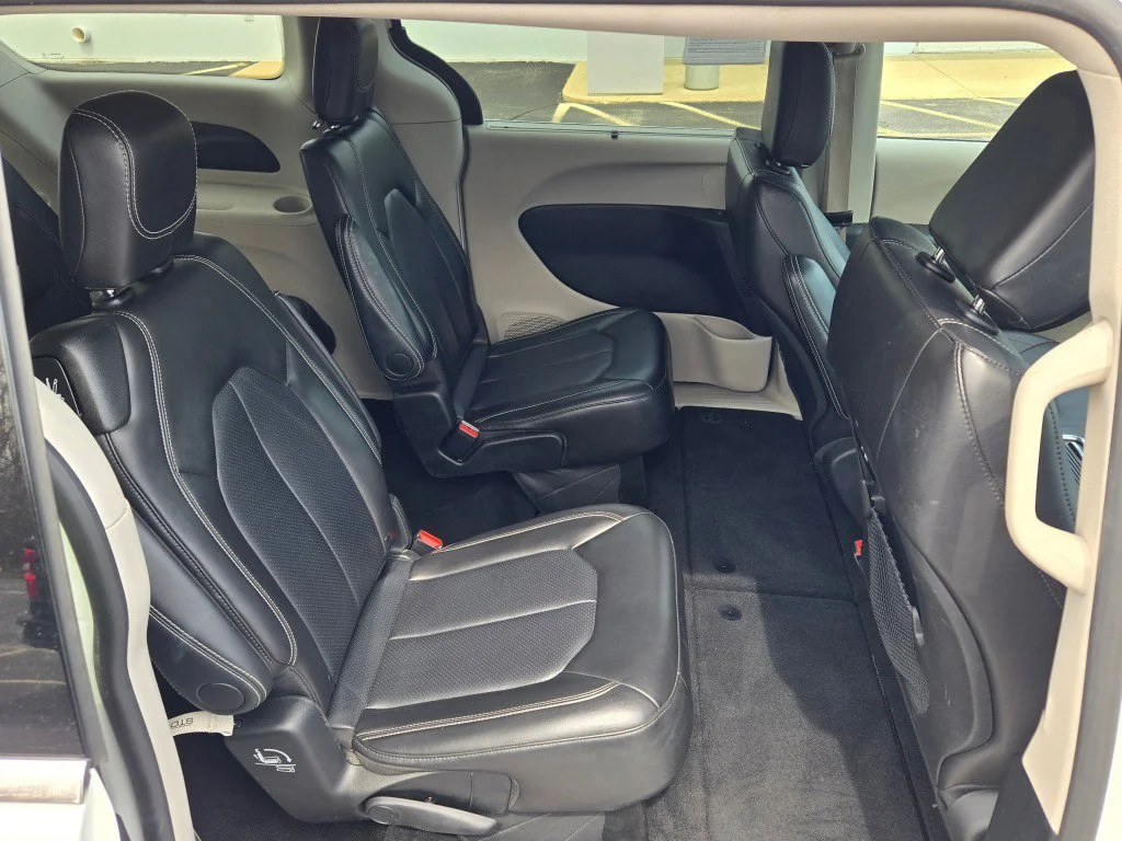 Used 2024 White Chrysler Touring L image 9