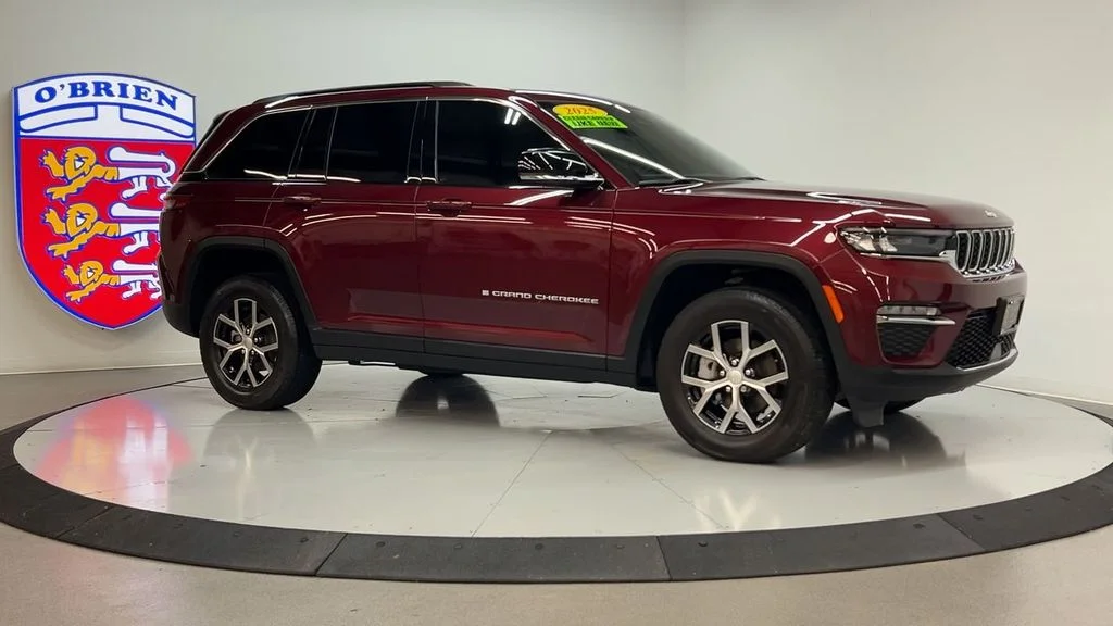 Used 2025 Velvet Jeep Limited image 3