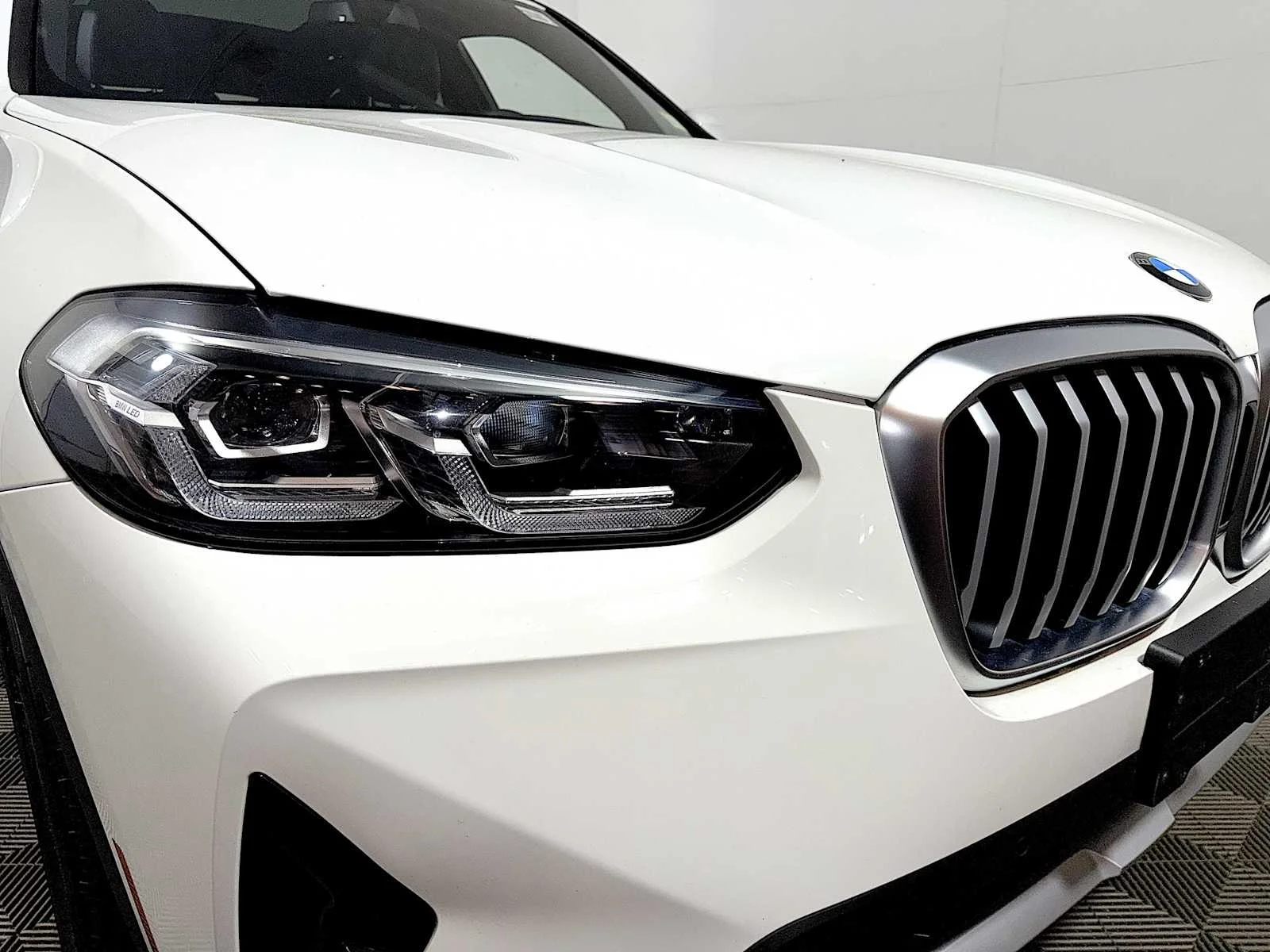 Used 2023 Alpine White BMW xDrive30i image 25