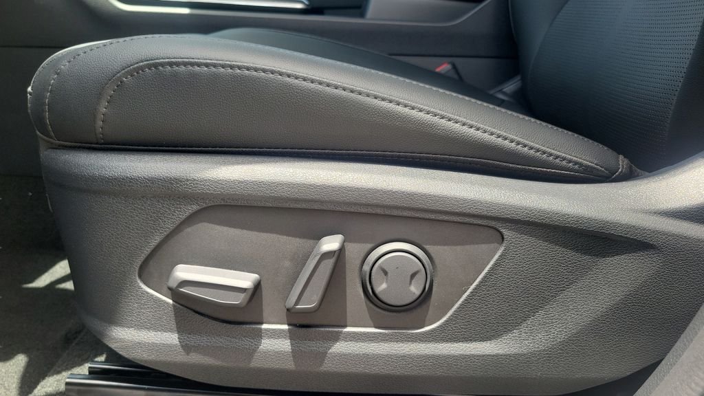 New 2026 Glacial White Pearl Kia EX image 16