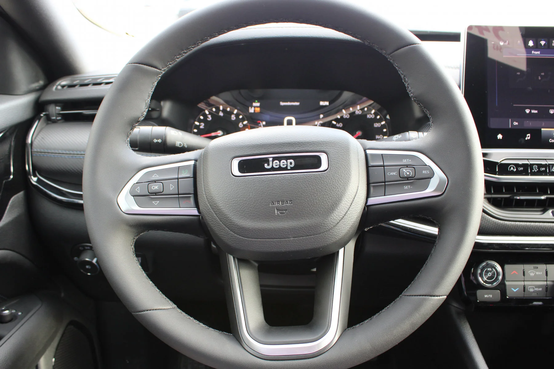 New 2026 Diamond Black Crystal Pearl-Coat Exterior Paint Jeep Latitude Altitude 4x4 image 7