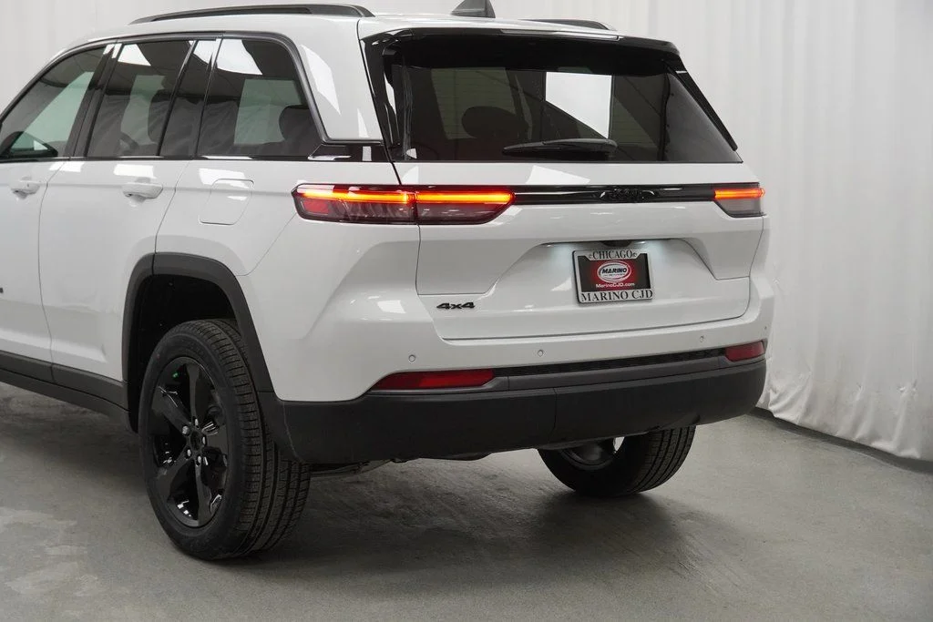 New 2026 Bright White Clear-Coat Exterior Paint Jeep Limited image 12