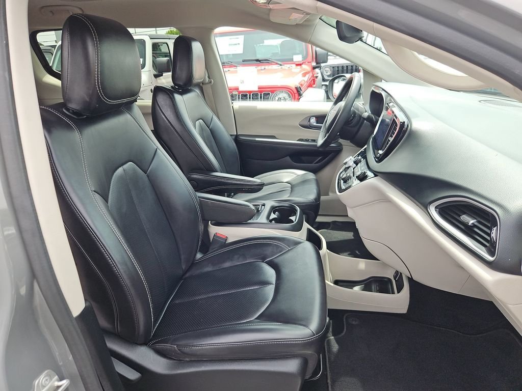 Used 2023 Ceramic Gray Clearcoat Chrysler Touring L image 28