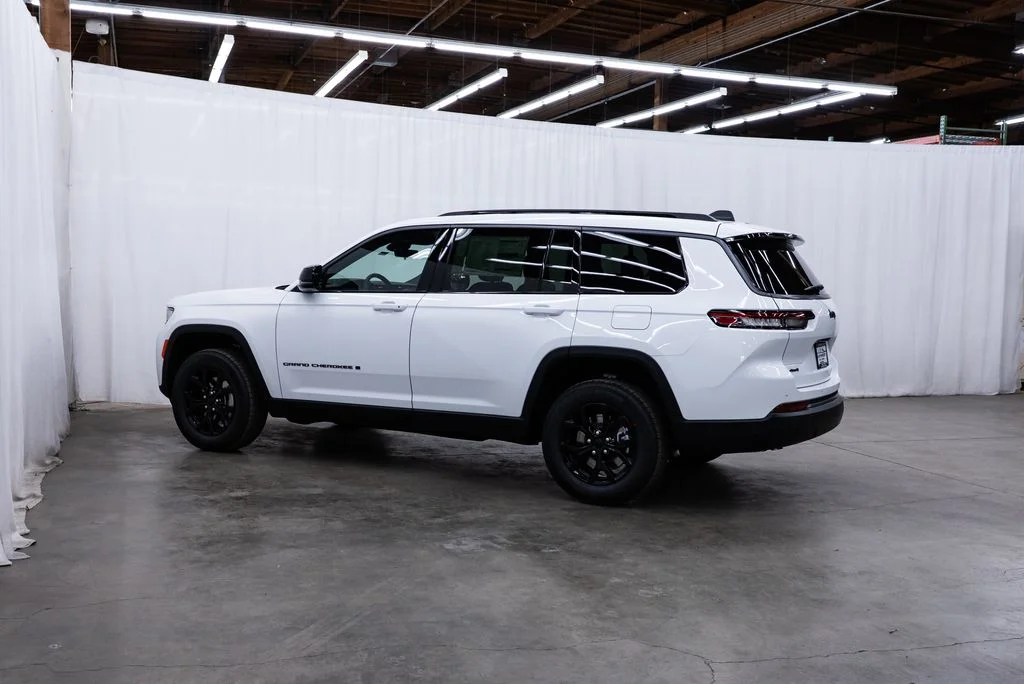 New 2026 Bright White Clear-Coat Exterior Paint Jeep Laredo image 4