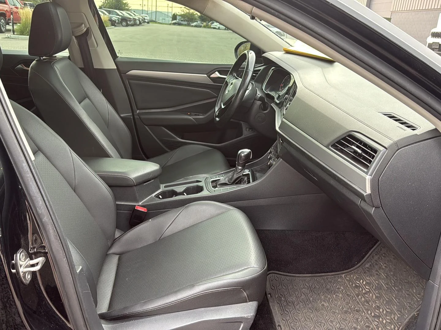 Used 2019  Volkswagen SE image 12