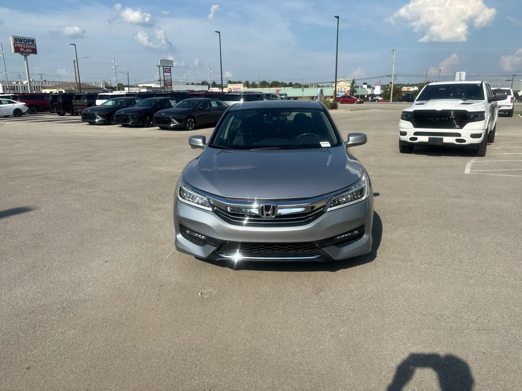 Used 2016 Lunar Silver Metallic Honda Touring image 2