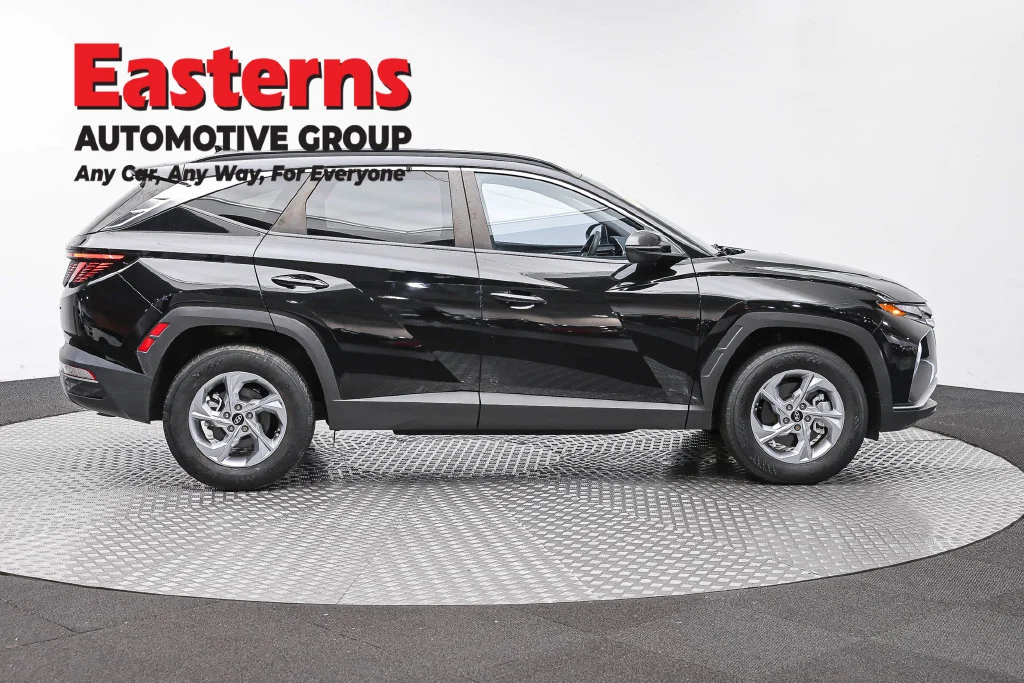 Used 2023 Black Hyundai SEL image 4