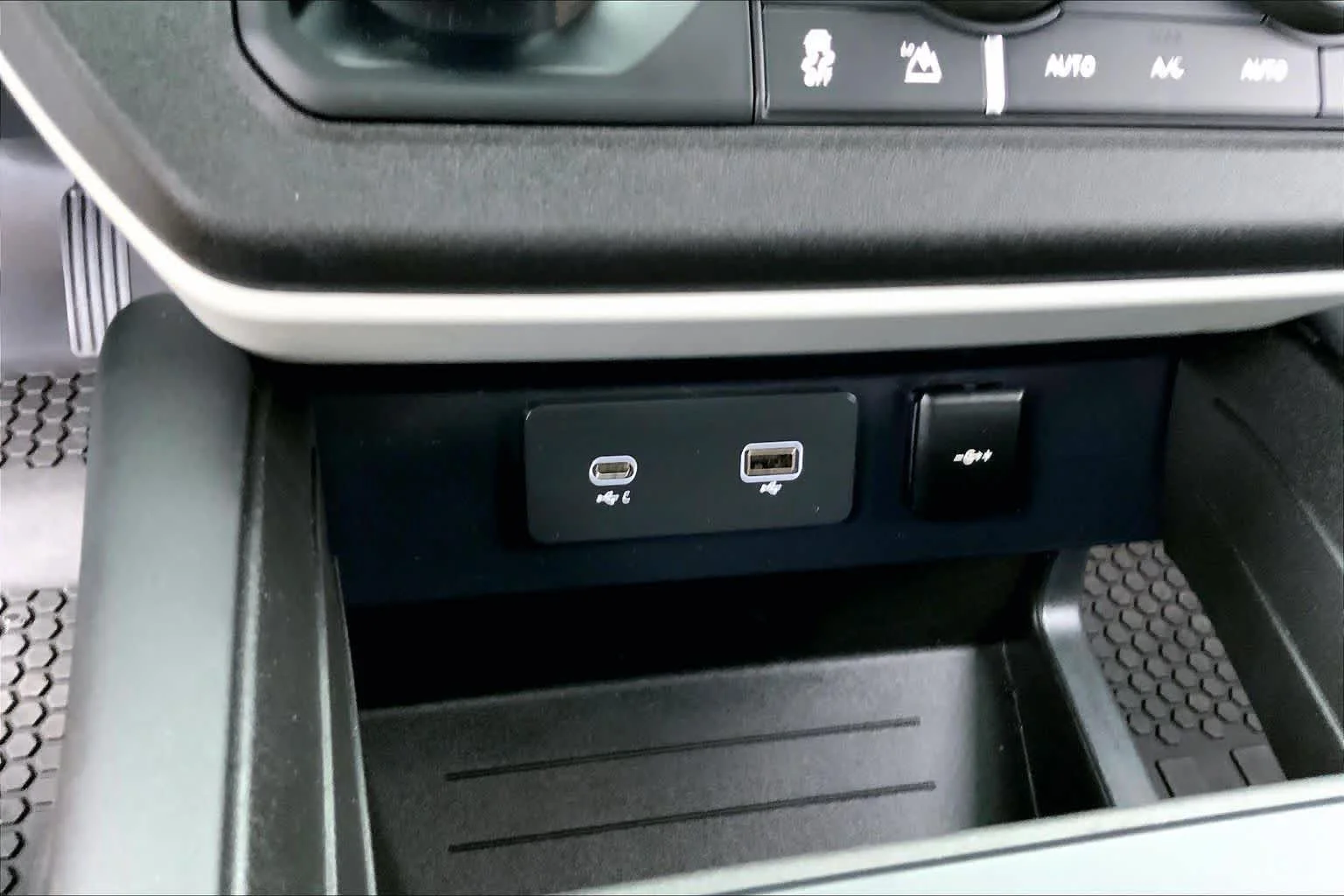 Used 2024 Fuji White Land Rover S image 34