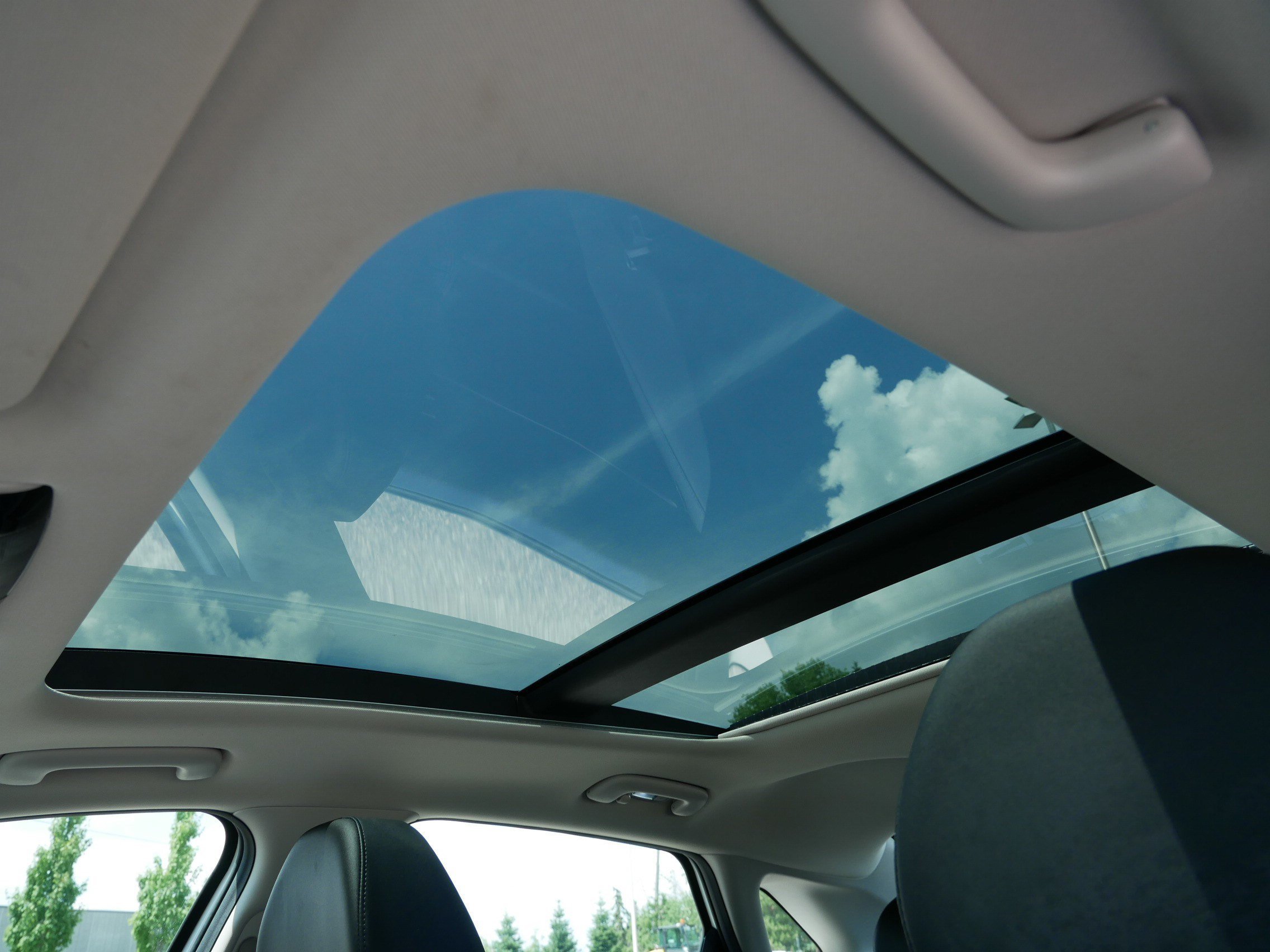 Used 2025 Snow White Pearl Kia EX image 33