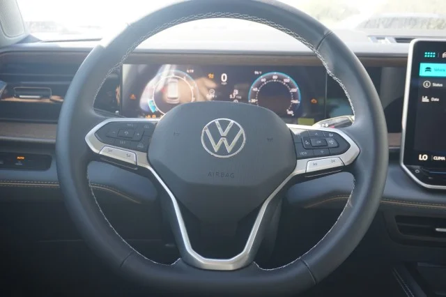 New 2027 Opal White Pearl Volkswagen SE image 24