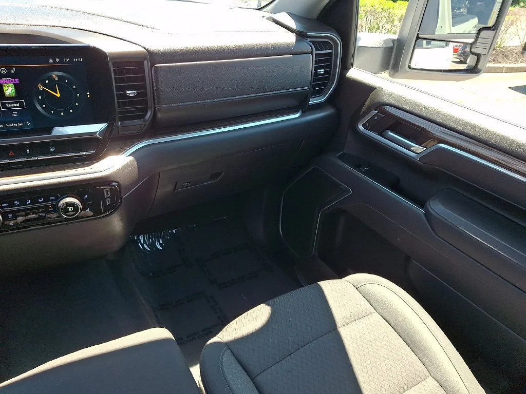 Used 2025 Summit White Chevrolet LT image 17