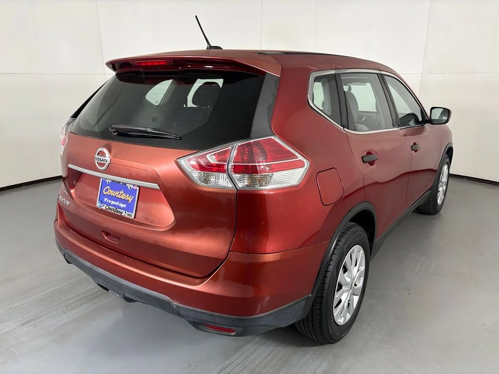 Used 2016 Red Nissan S image 8