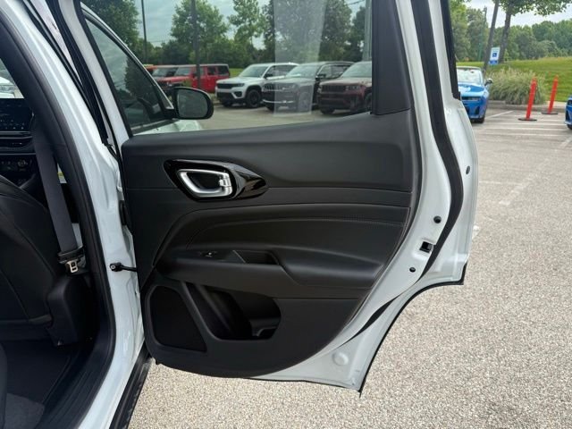New 2026 Bright White Clear-Coat Exterior Paint Jeep Latitude image 25