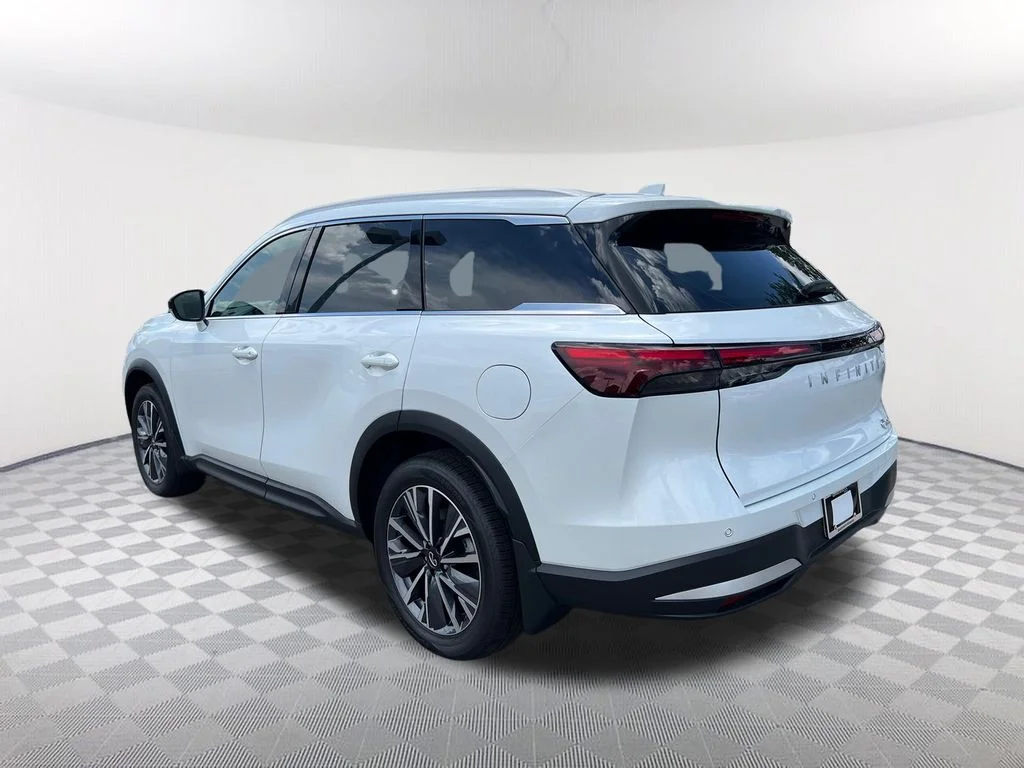New 2027 RADIANT WHITE INFINITI Luxe FWD image 7