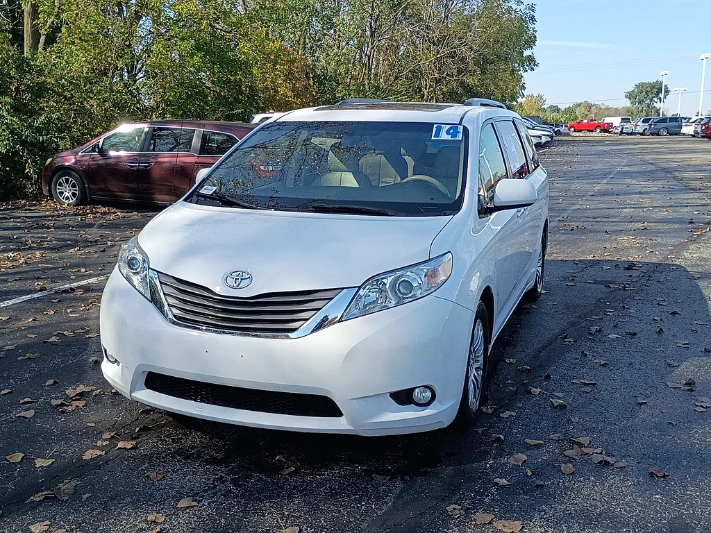 2014 Toyota Sienna XLE 8-Passenger, photo 7 of 12