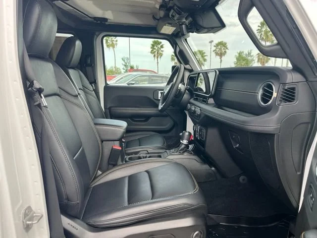 Used 2025 White Jeep Sahara image 22