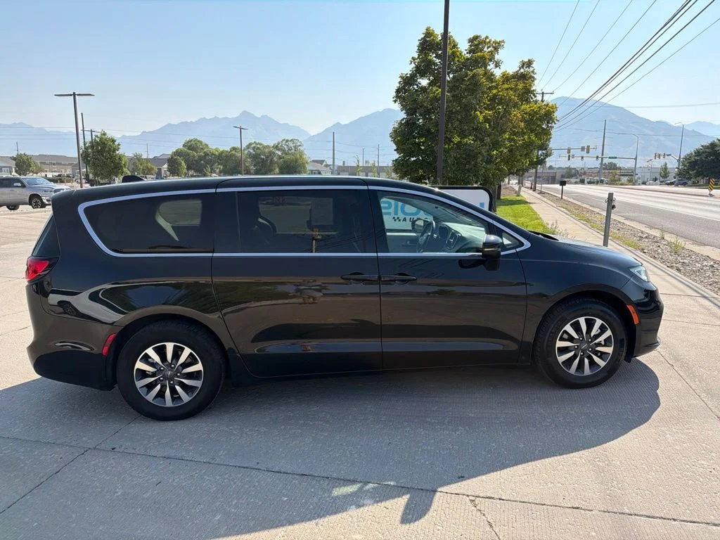 Used 2023 Black Chrysler Touring L image 4