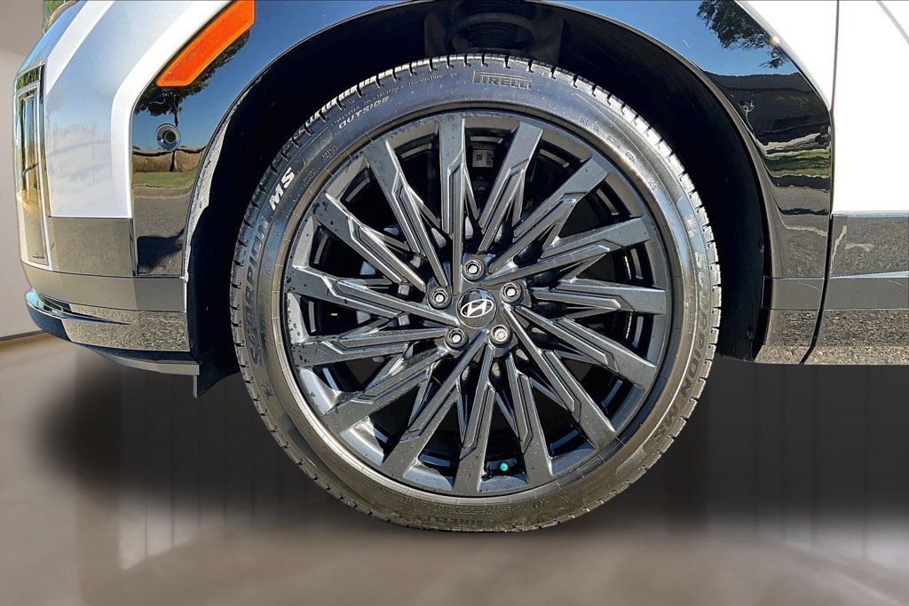 Used 2025 White Hyundai Calligraphy image 8