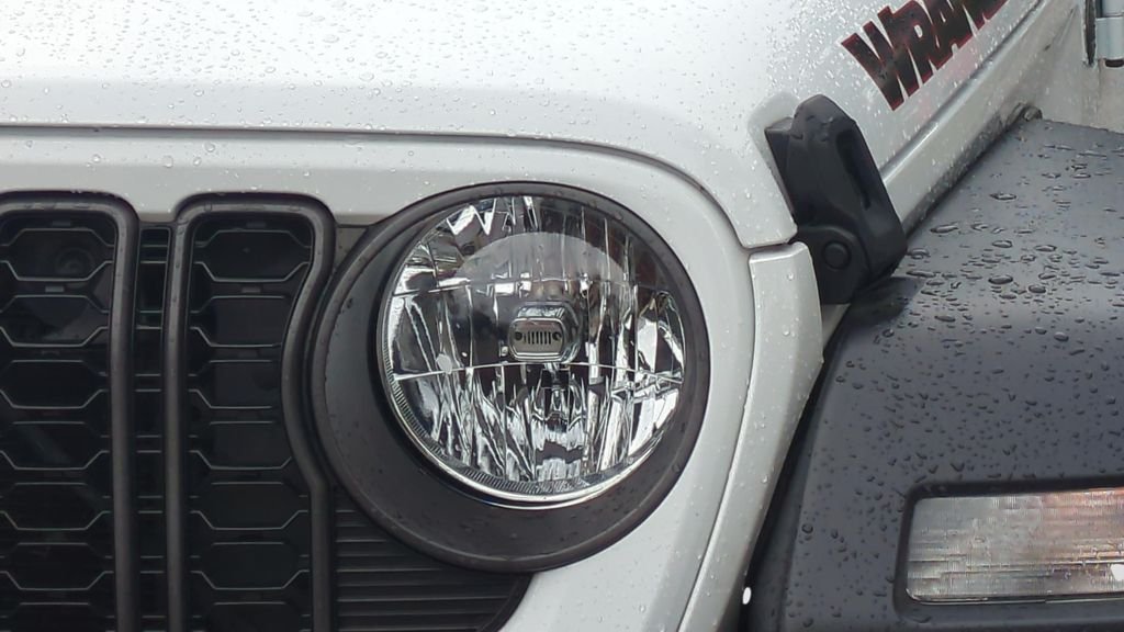 Used 2024 White Jeep Sport S image 25