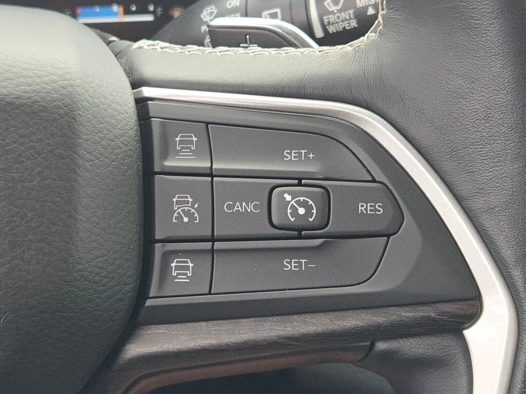 Used 2021 Silver Jeep Limited image 31