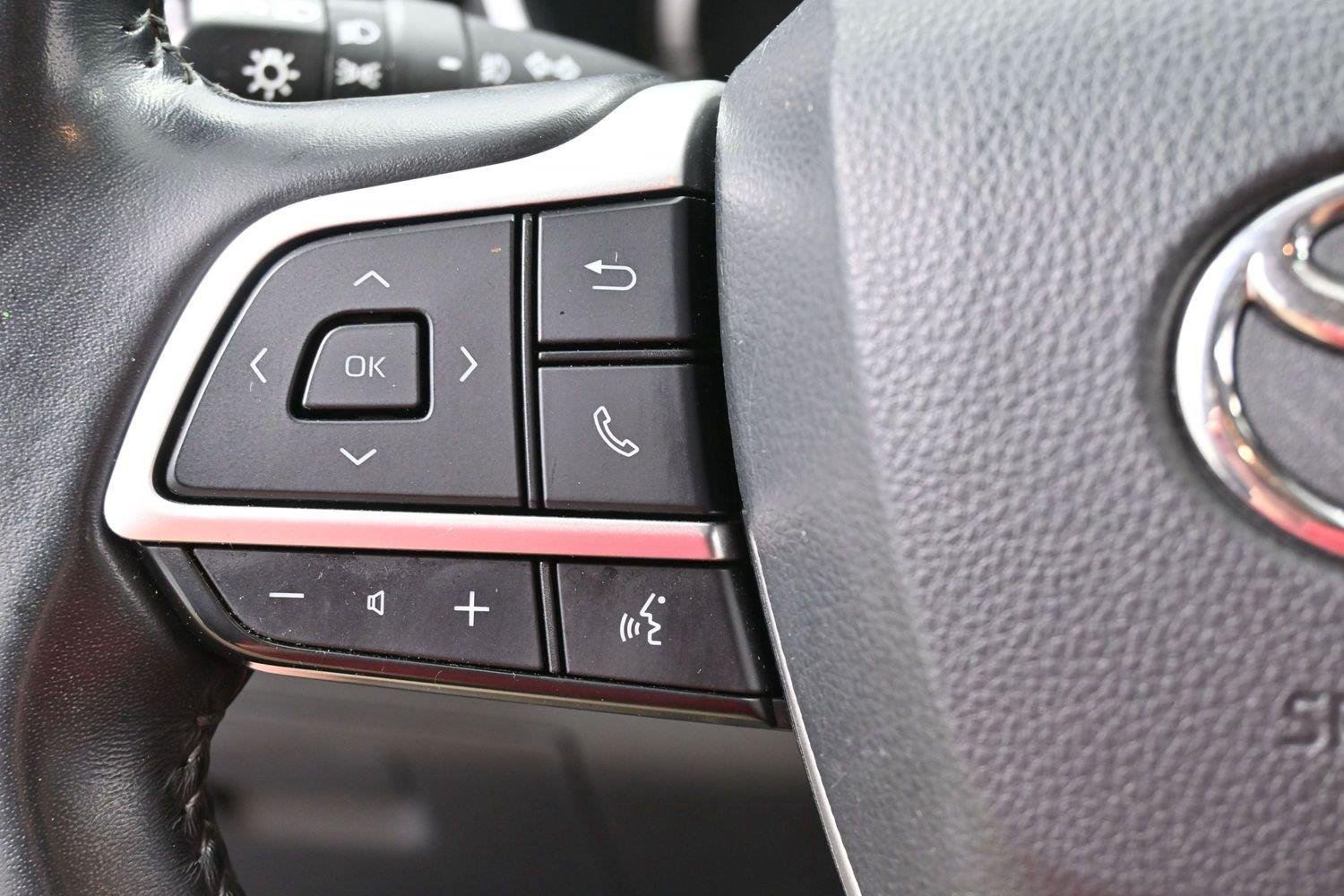 Used 2022 Magnetic Gray Metallic Toyota XLE image 18