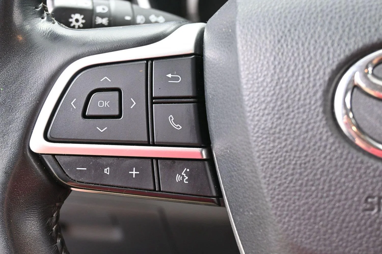 Used 2022 Magnetic Gray Metallic Toyota XLE image 18