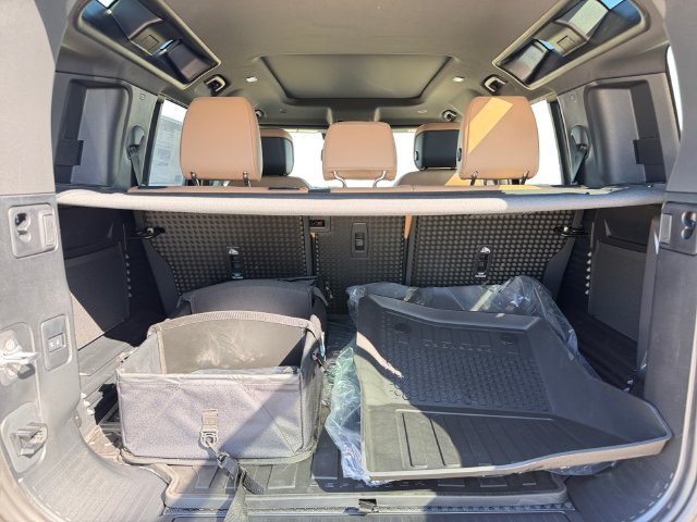 New 2026 Santorini Black Land Rover X-Dynamic SE image 18