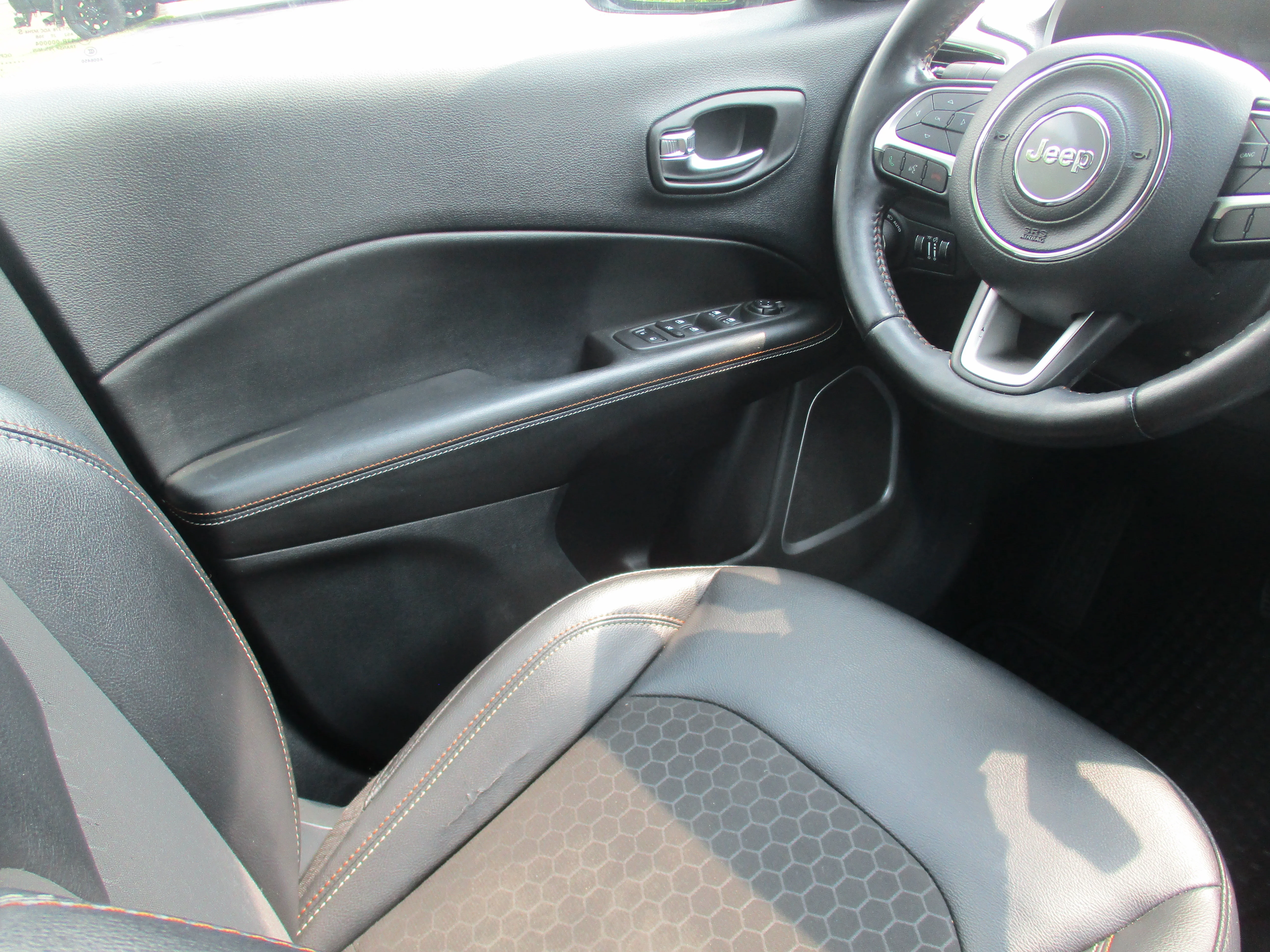 Used 2020 White Clearcoat Jeep Latitude image 23