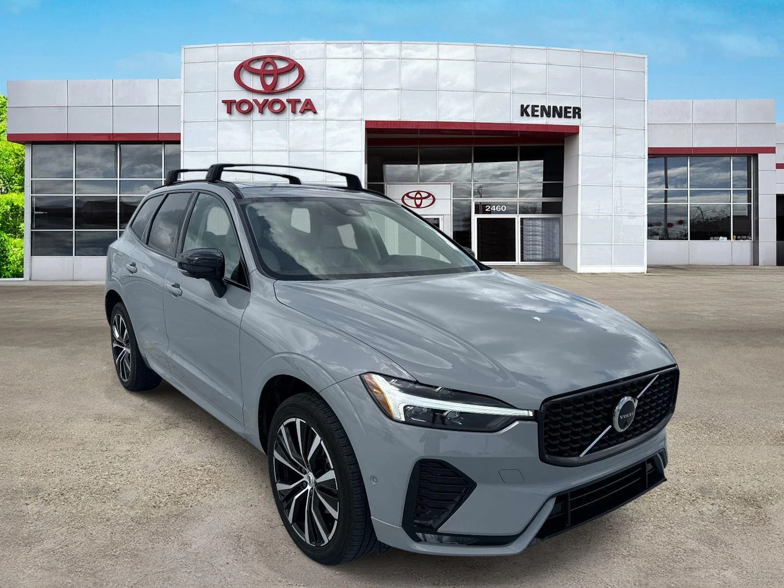 2024 Volvo XC60 B5 Plus Dark Theme AWD's photo