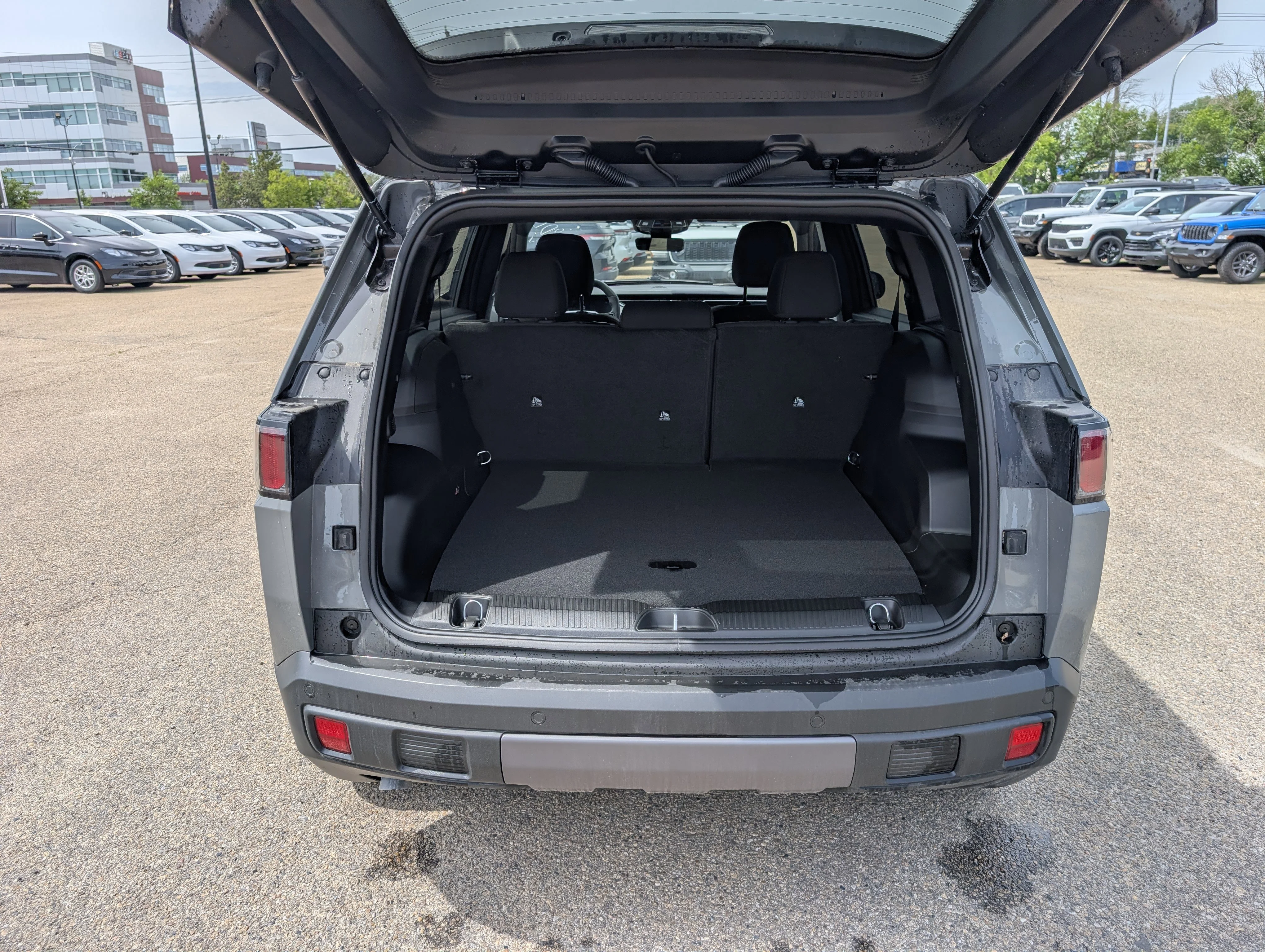 New 2026 Sting-Grey Jeep Laredo image 6