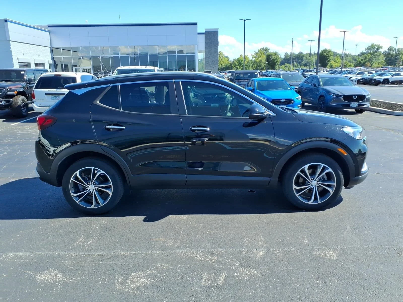 Used 2022 Ebony Twilight Metallic Buick Select image 27