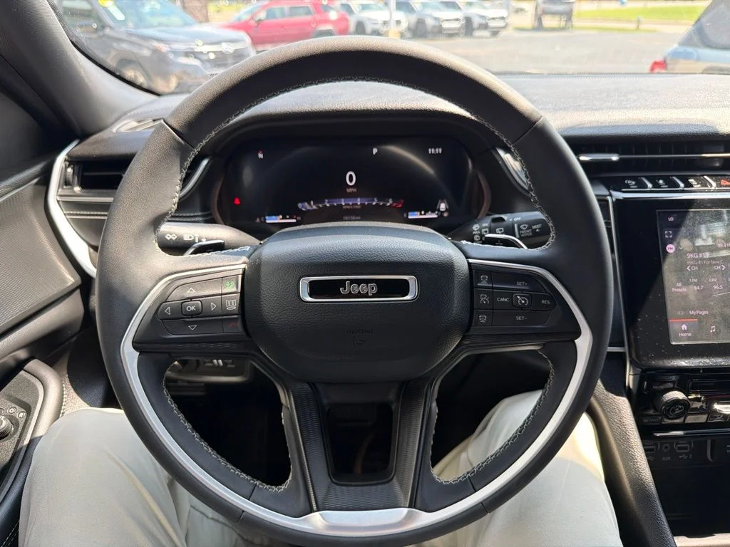 Used 2025 White Jeep Laredo image 9