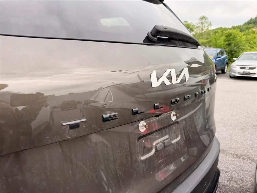 Used 2022 Green Kia EX image 27