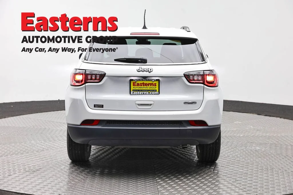 Used 2022 White Jeep Latitude image 6