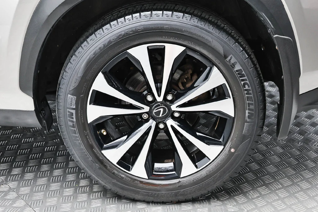 Used 2018  Lexus  image 8