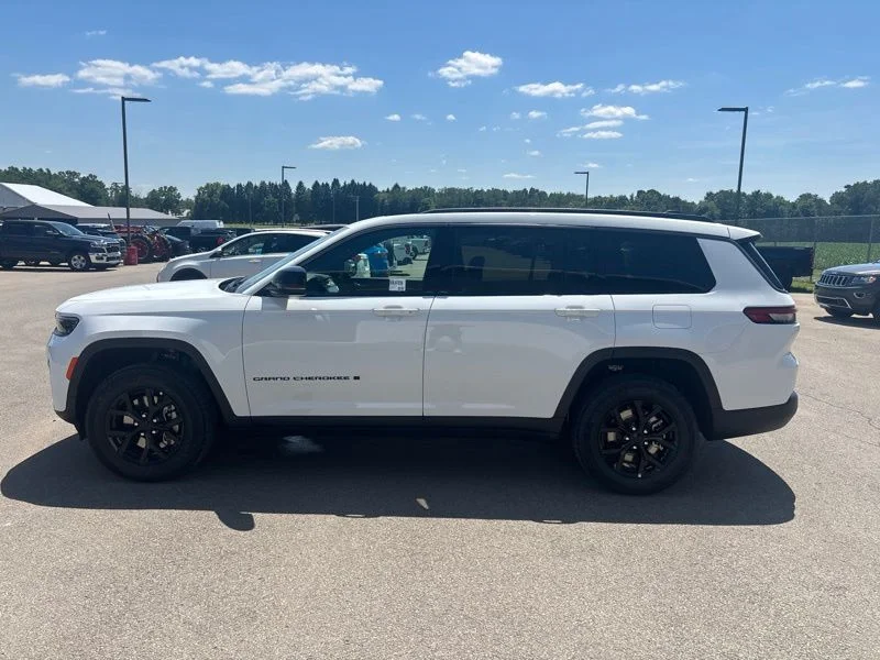 New 2026 Bright White Clear-Coat Exterior Paint Jeep Altitude image 6