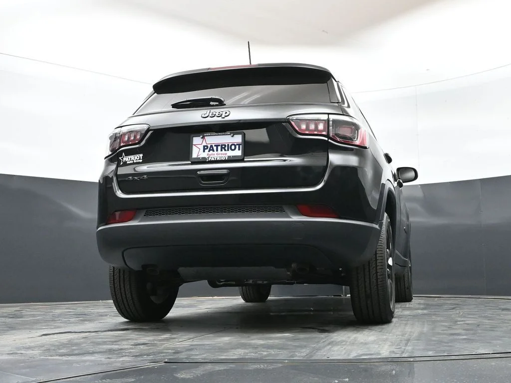 New 2026 Diamond Black Crystal Pearl-Coat Exterior Paint Jeep Latitude image 41