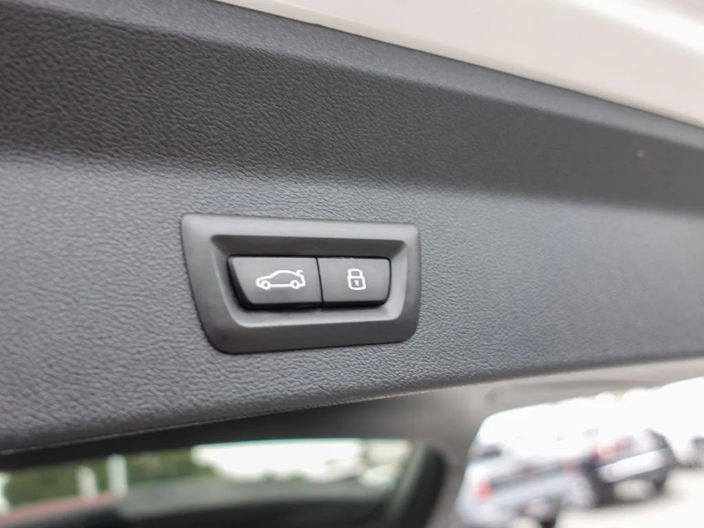 Used 2023 White Metallic BMW sDrive30i image 28