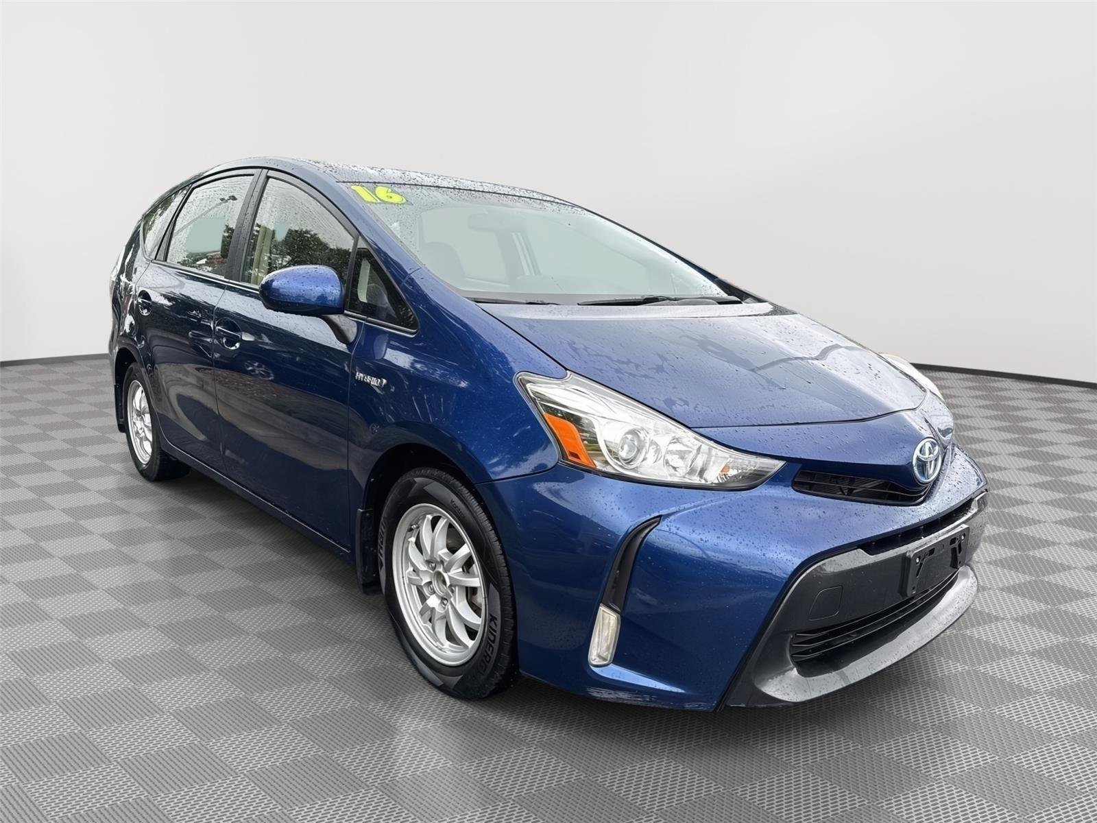 2016 Toyota Prius v Three's photo