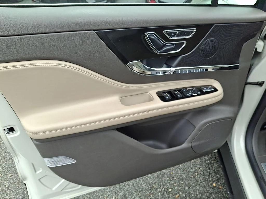 Certified Used 2023 Pearl Metallic Lincoln Standard image 12